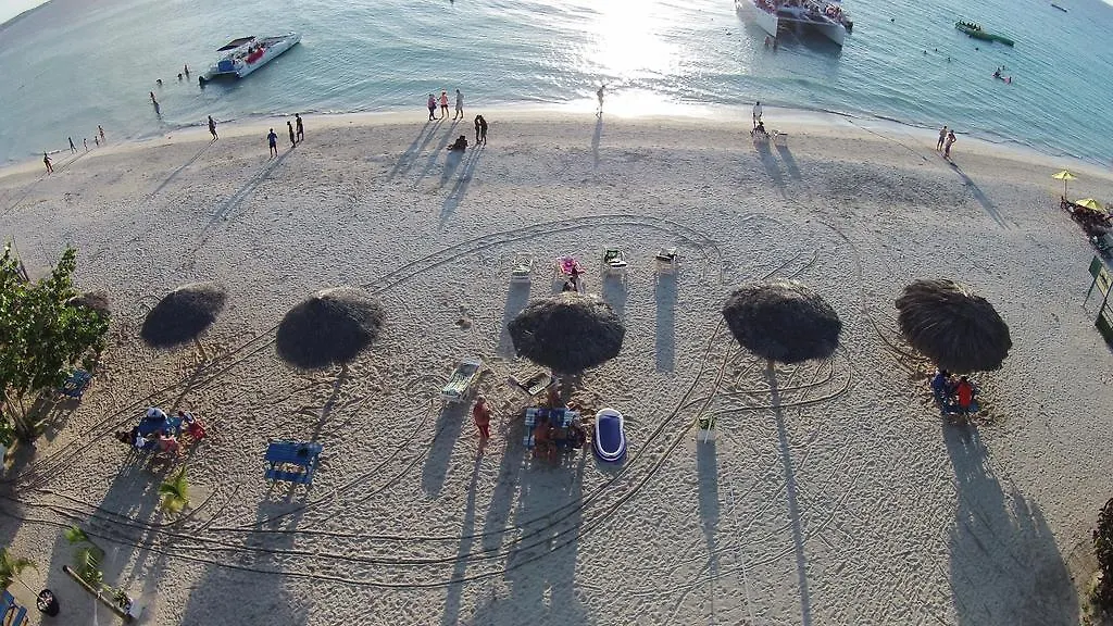 Beachcomber Club Resort Νεγκρίλ 3*,