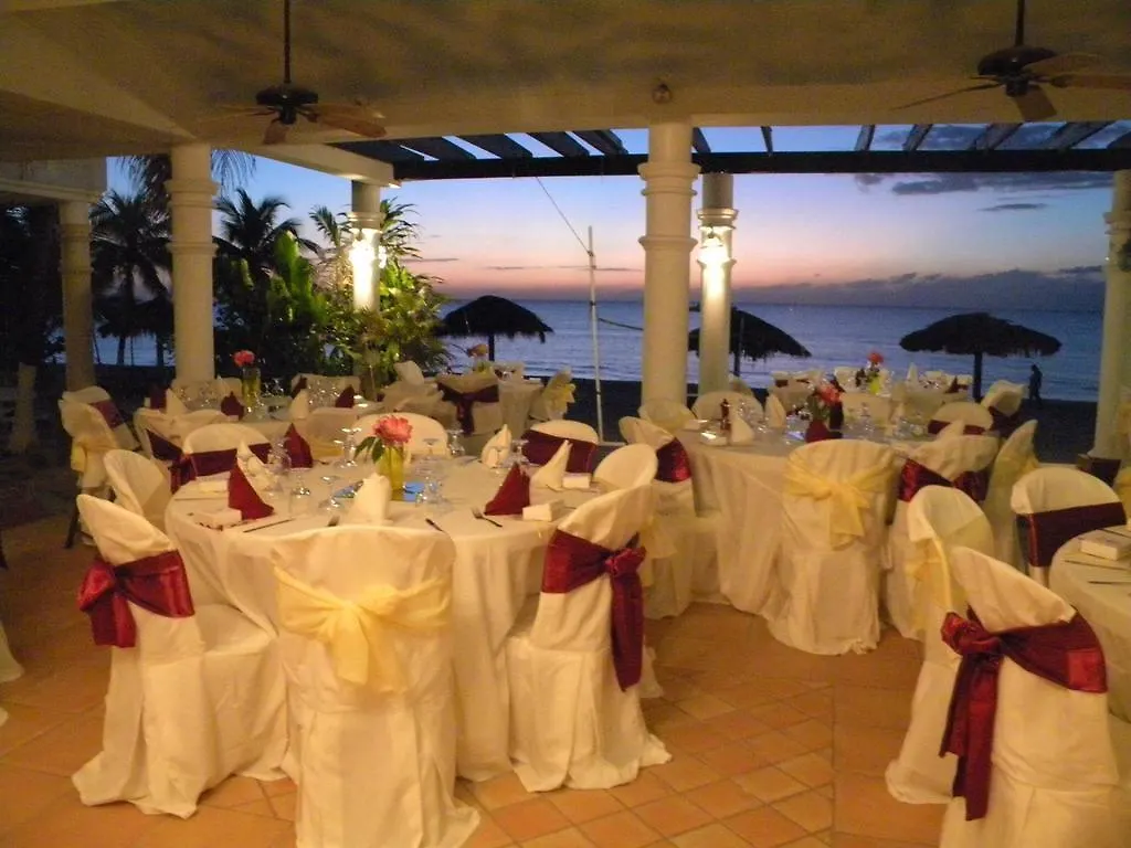 נגריל Beachcomber Club Resort