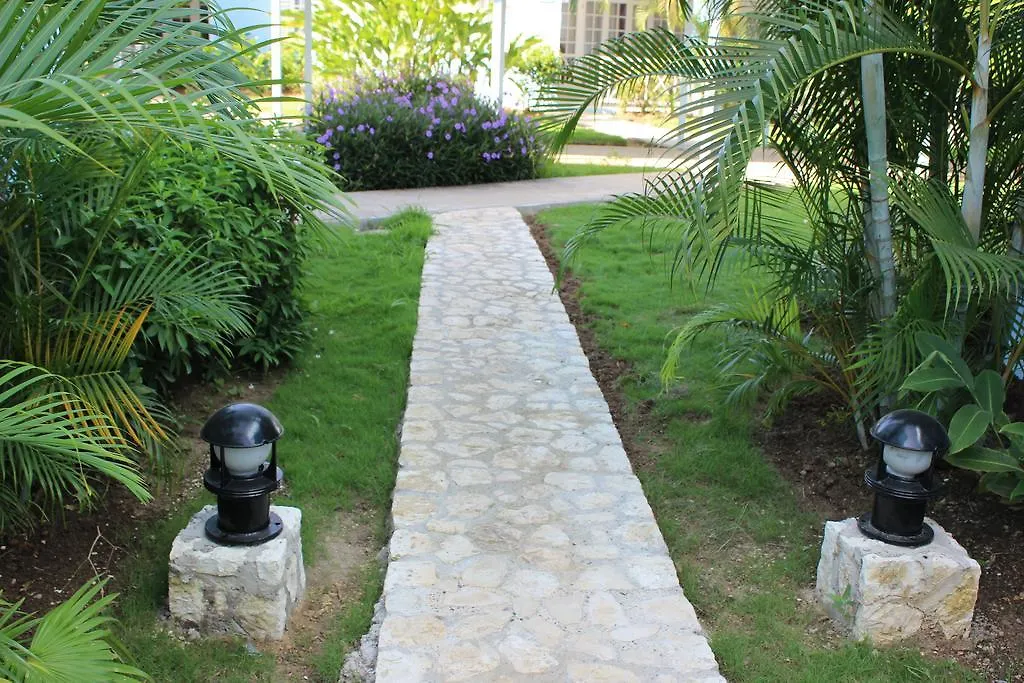 נגריל Beachcomber Club Resort