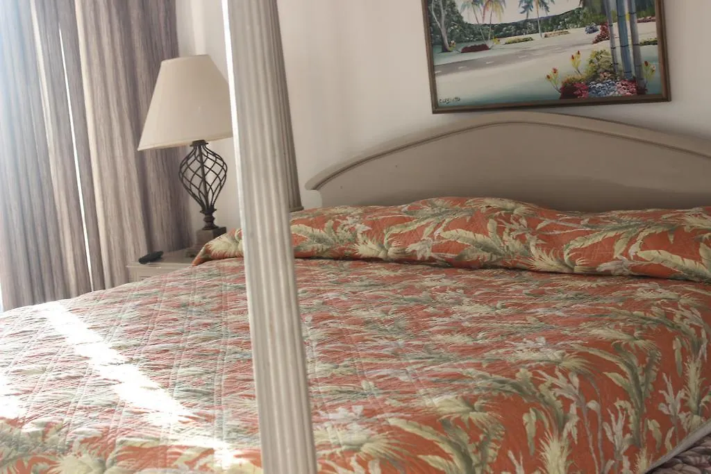 Beachcomber Club Resort Негрил