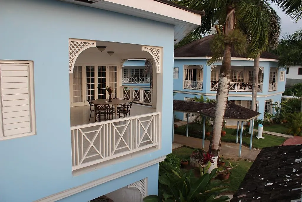 Beachcomber Club Resort Негрил