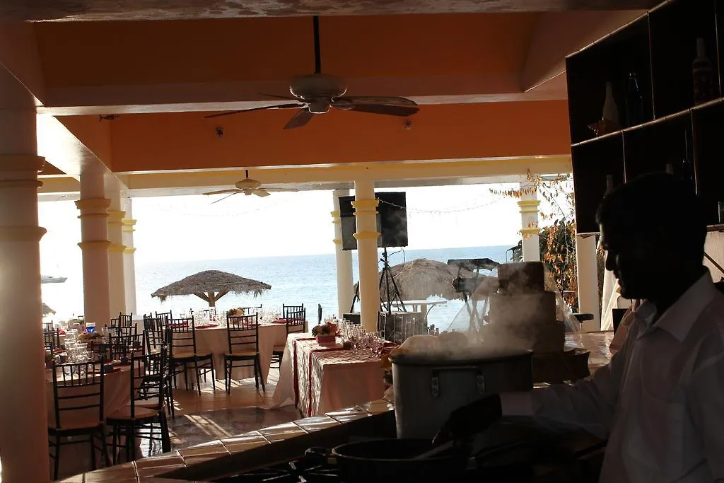 נגריל Beachcomber Club Resort