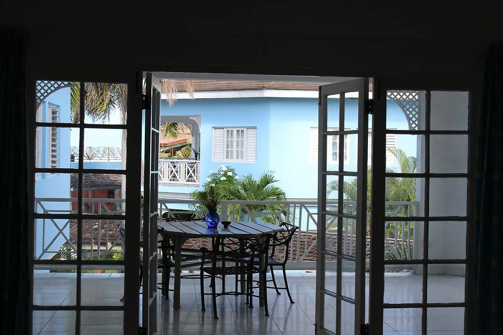 נגריל Beachcomber Club Resort
