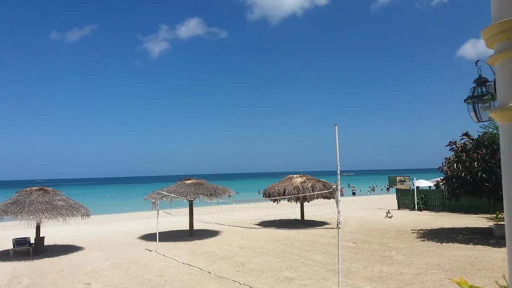נגריל Beachcomber Club Resort
