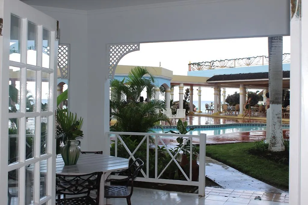נגריל Beachcomber Club Resort