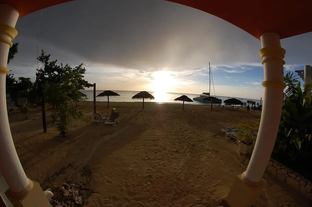 ***  נגריל Beachcomber Club Resort ג'מייקה
