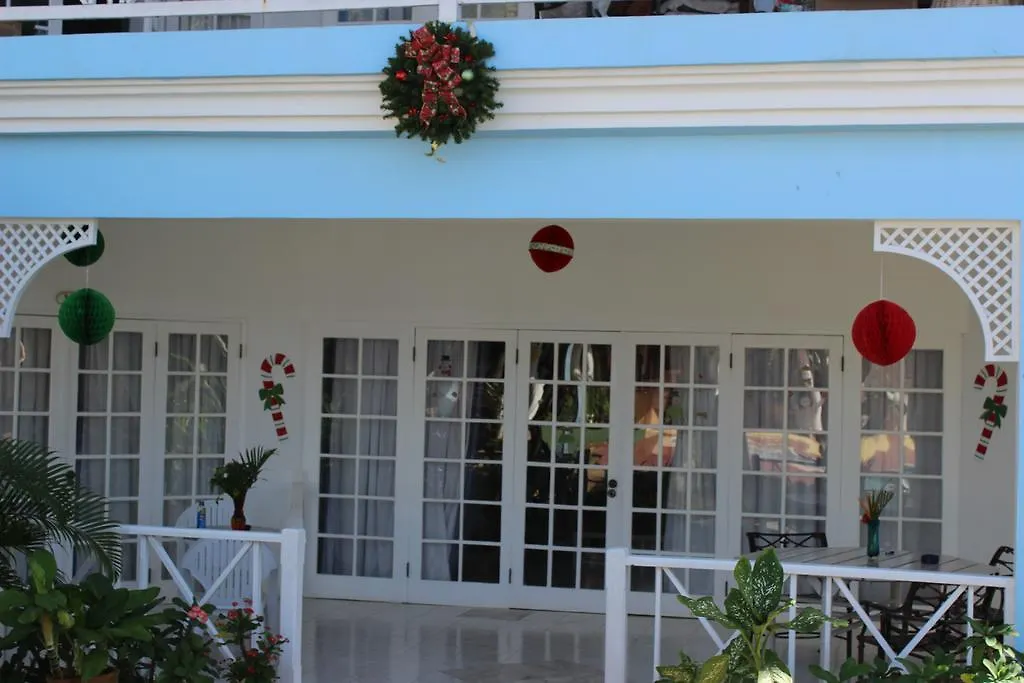 Beachcomber Club Resort Негрил