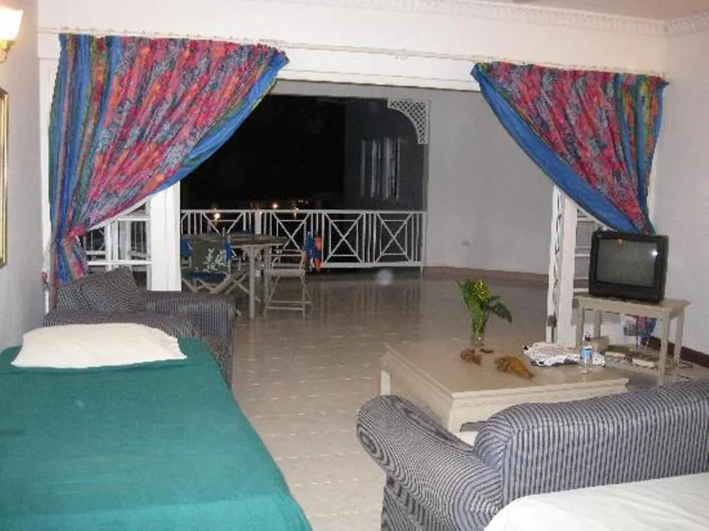 Beachcomber Club Resort Негрил