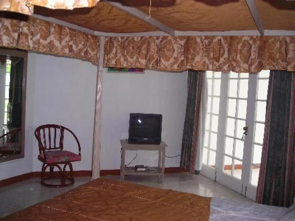 נגריל Beachcomber Club Resort