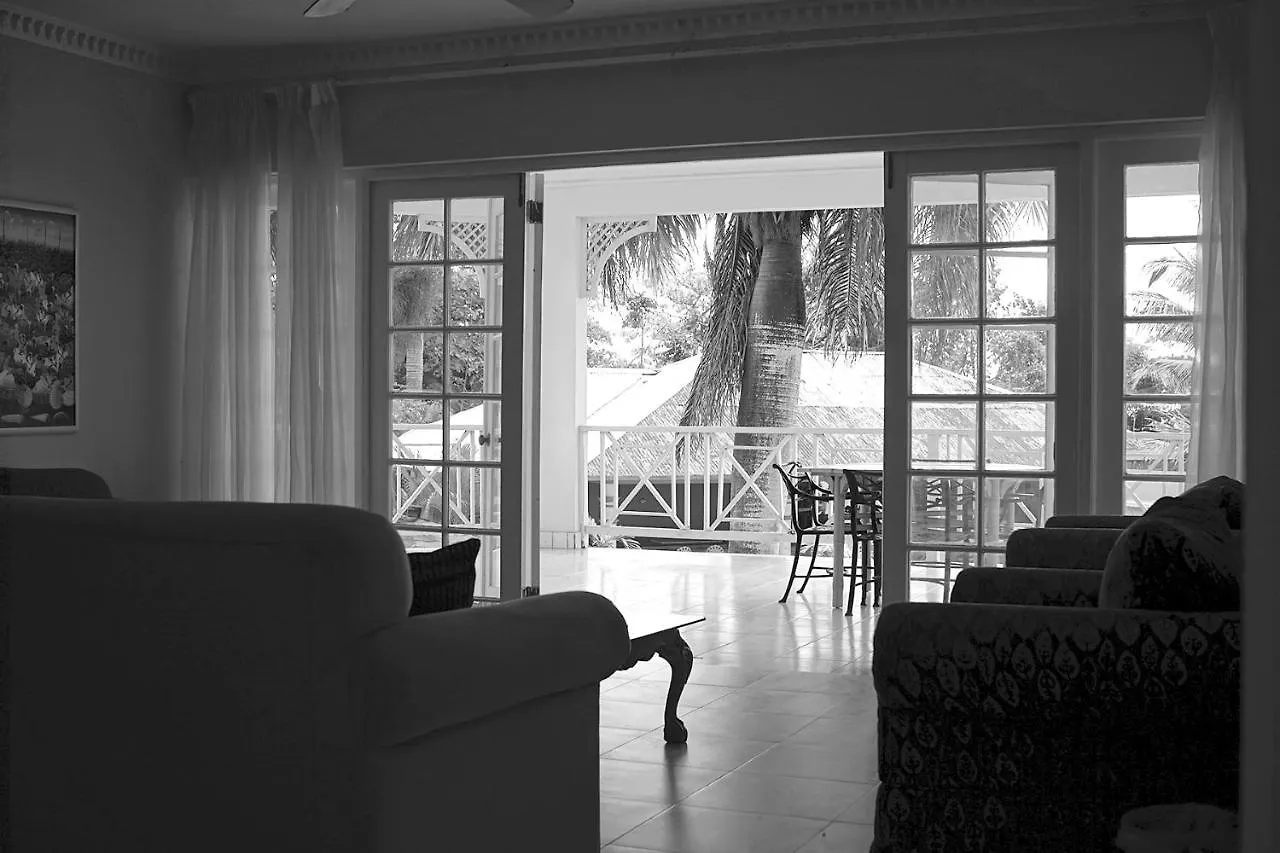 נגריל Beachcomber Club Resort